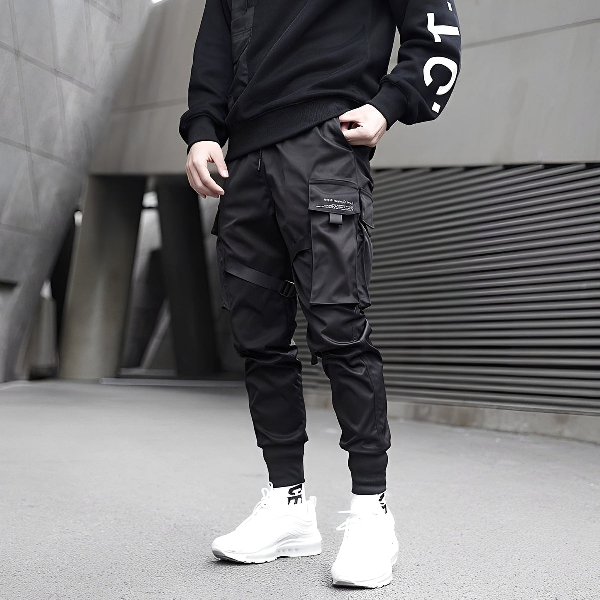 Herren Tapered Cargo-Hosen mit verstellbaren Trägern und mehreren Taschen