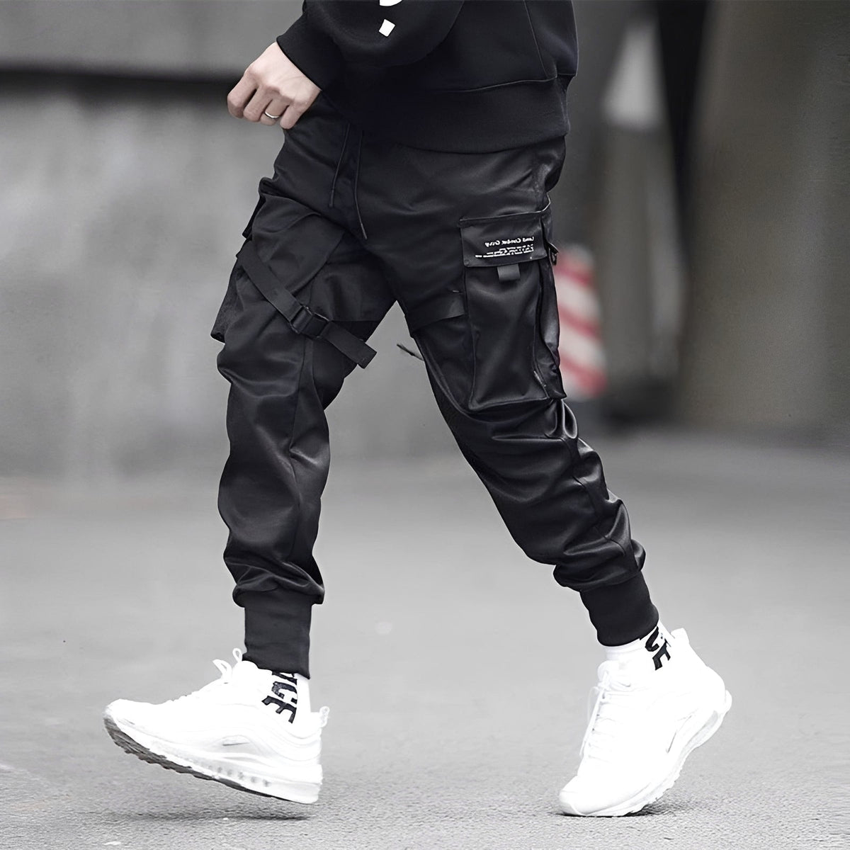 Herren Tapered Cargo-Hosen mit verstellbaren Trägern und mehreren Taschen