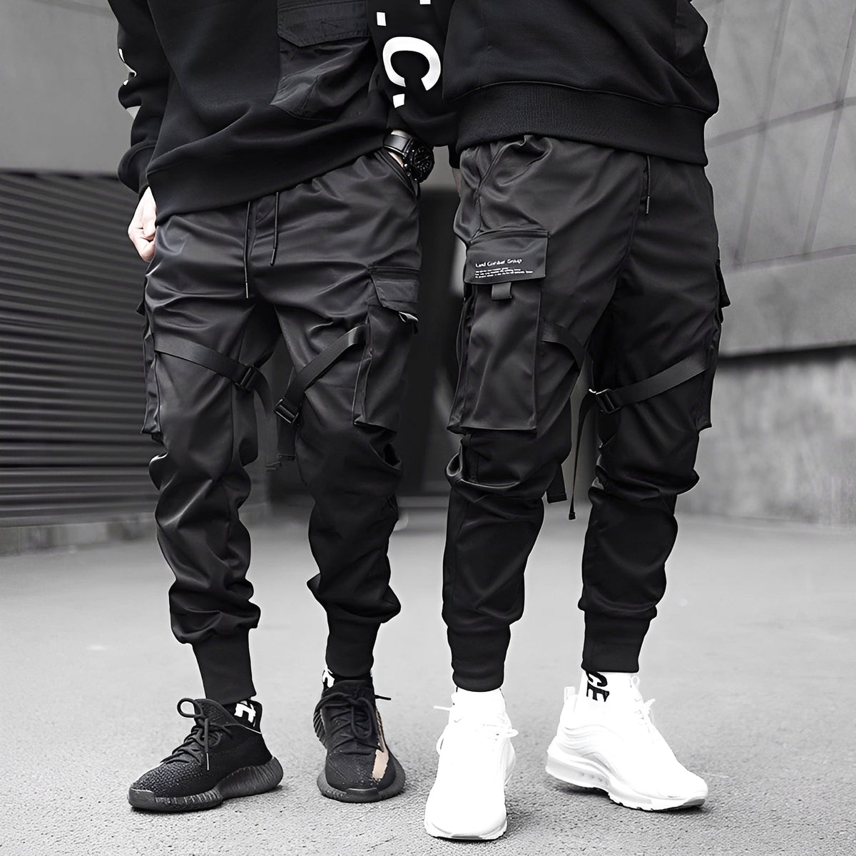 Herren Tapered Cargo-Hosen mit verstellbaren Trägern und mehreren Taschen