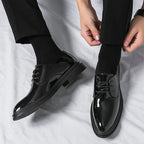 Herrenderby-Schuhe mit glänzender Oberfläche und Schnürung im klassischen Design