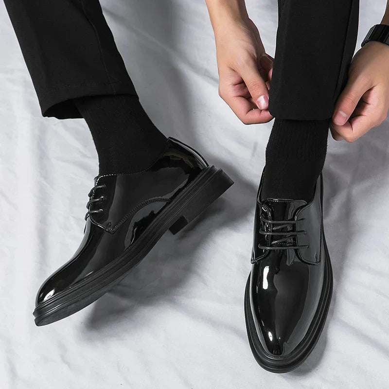 Herrenderby-Schuhe mit glänzender Oberfläche und Schnürung im klassischen Design