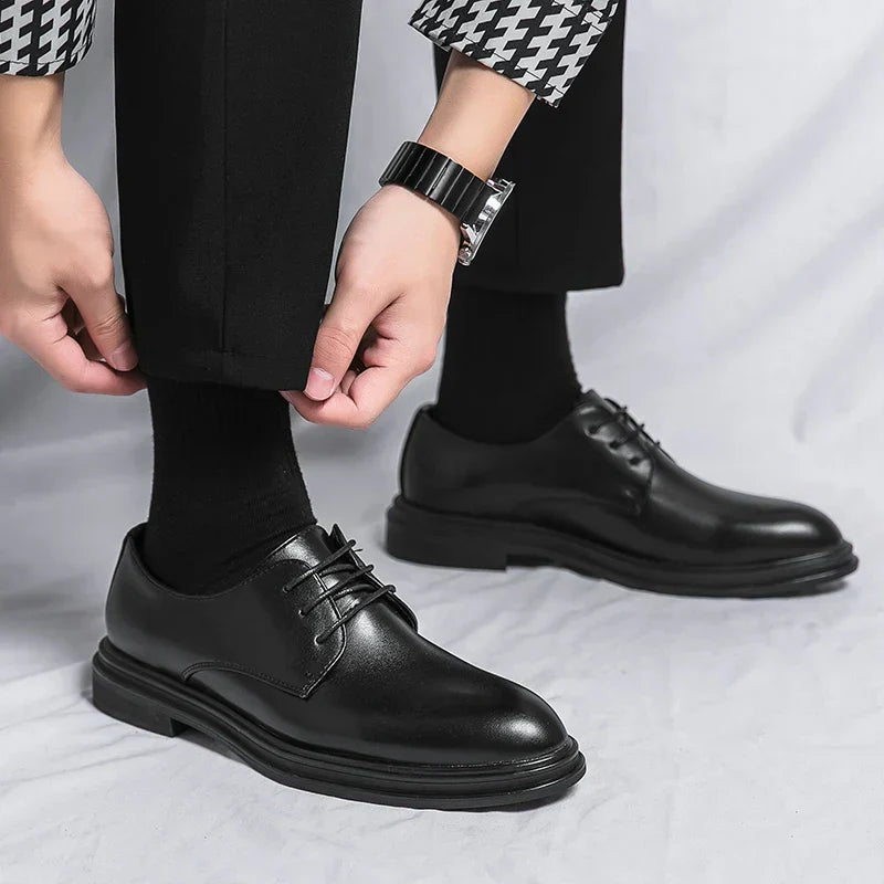 Herrenderby-Schuhe mit glänzender Oberfläche und Schnürung im klassischen Design
