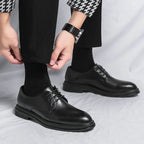 Herrenderby-Schuhe mit glänzender Oberfläche und Schnürung im klassischen Design