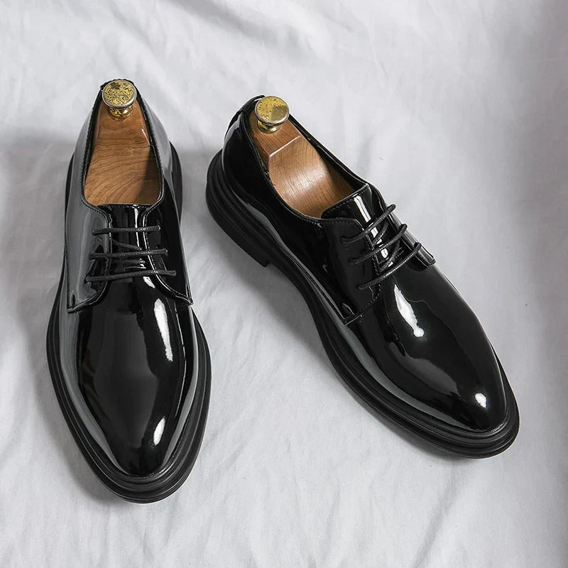 Herrenderby-Schuhe mit glänzender Oberfläche und Schnürung im klassischen Design