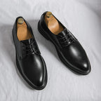 Herrenderby-Schuhe mit glänzender Oberfläche und Schnürung im klassischen Design