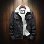 Herrenjacke mit klassischem Schnitt, Knöpfen und Brusttaschen