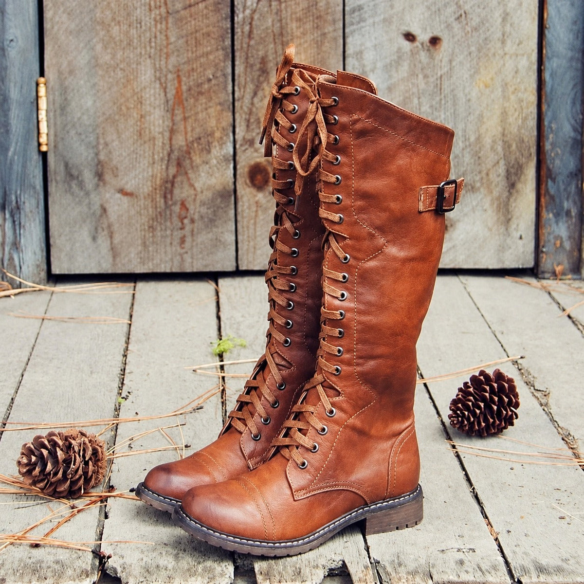 Kniehohe Damenstiefel mit Schnürung und einstellbarer Passform im klassischen Reitstil