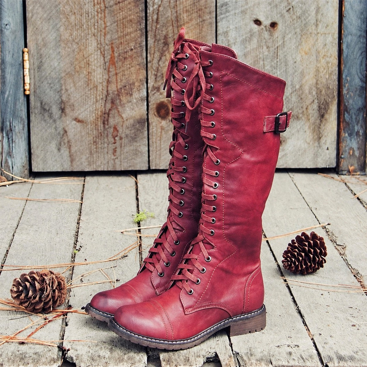 Kniehohe Damenstiefel mit Schnürung und einstellbarer Passform im klassischen Reitstil