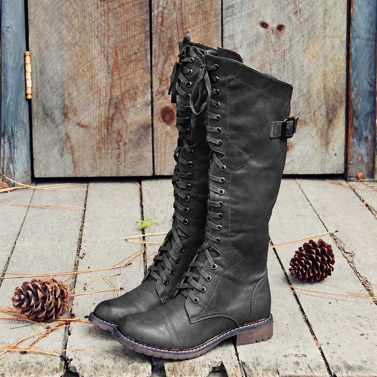 Kniehohe Damenstiefel mit Schnürung und einstellbarer Passform im klassischen Reitstil