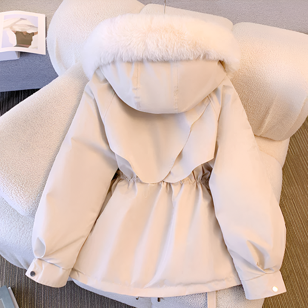 Damen-Winterjacke mit Kapuze, tailliertem Schnitt, Reißverschlusstaschen und eleganter Silhouette